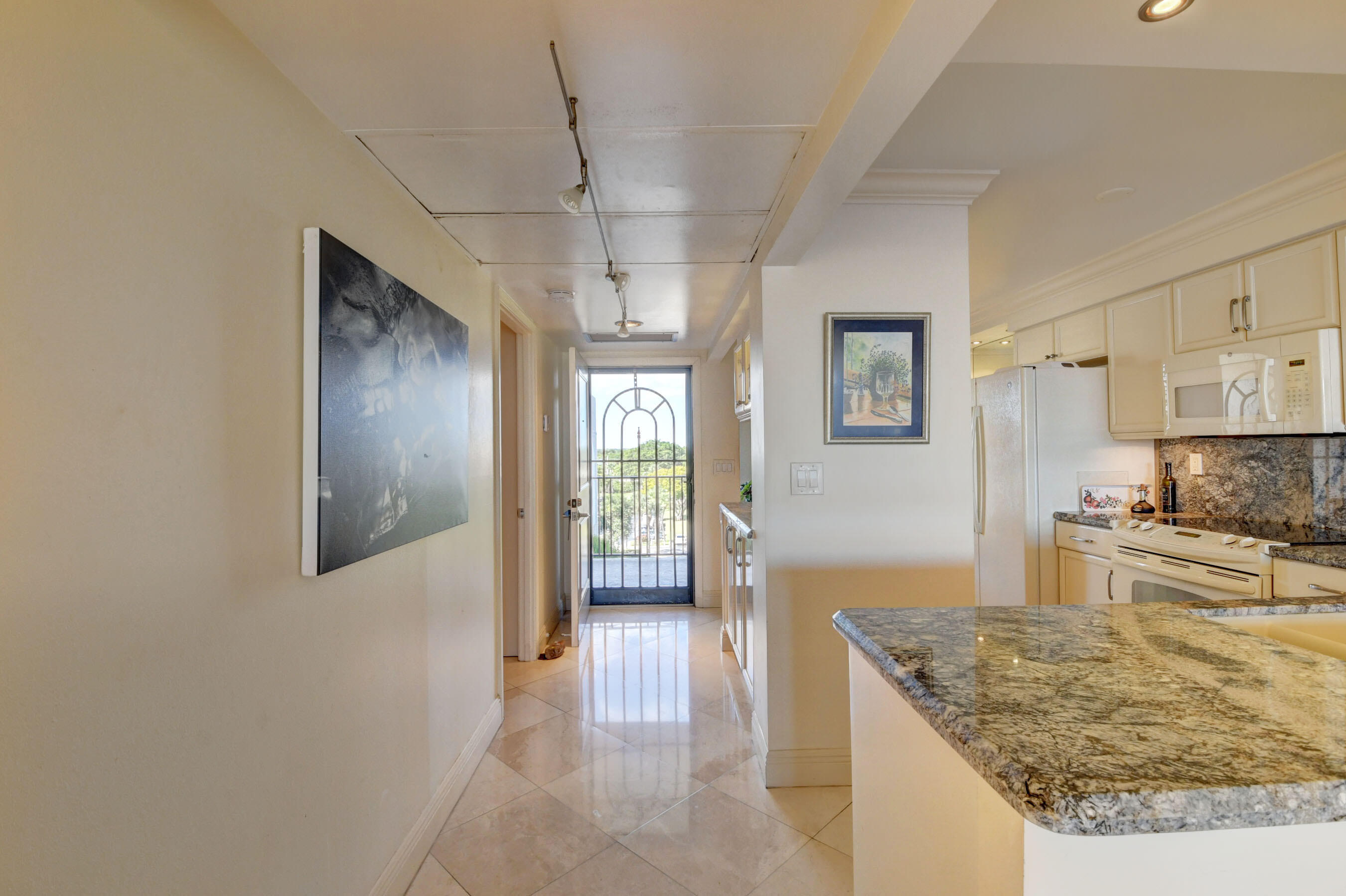 7 Royal Palm Way, Unit 6080 Boca Raton, FL 33432 - Photo 14 of 55 ENTRY HALL