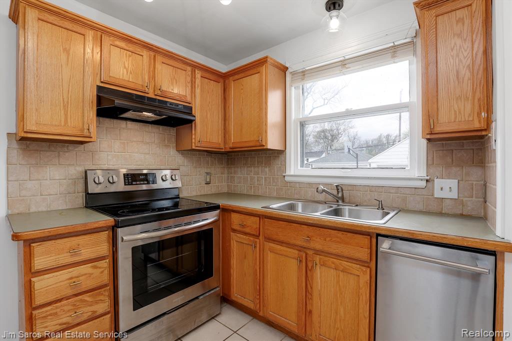 1584 Hampton Road Grosse Pointe Woods, MI 48236 - Photo 3 of 18