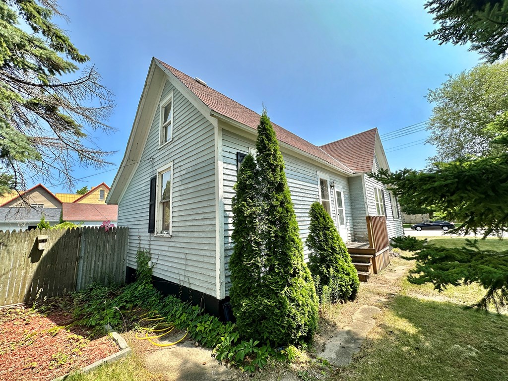 723 6th Street Algoma, WI 54201 - Photo 2 of 20