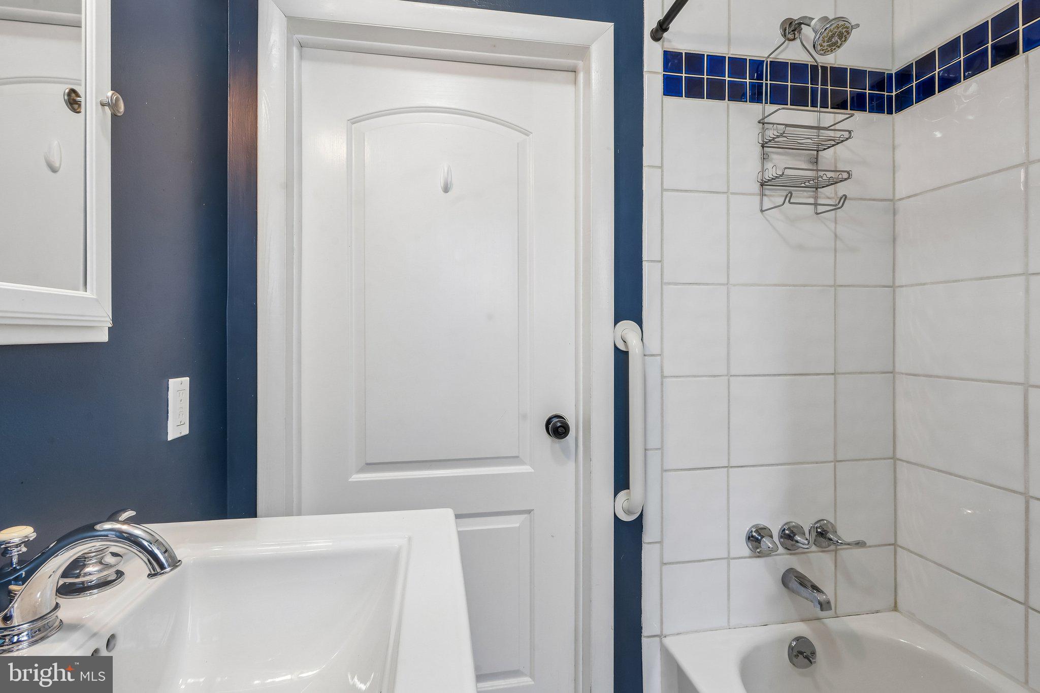 878 Crescent Avenue Runnemede, NJ 08078 - Photo 10 of 24 a bathroom with a bathtub and shower