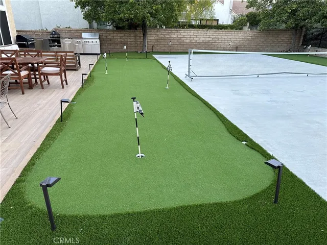 a view of a backyard