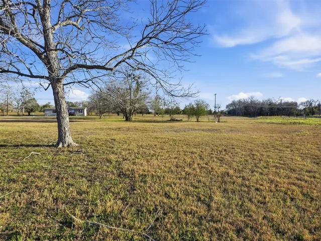 a view of a yard with a house