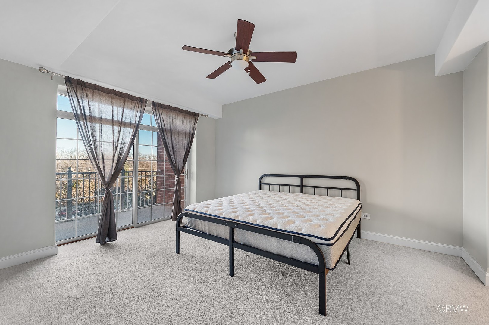 1 Itasca Place, Unit 412 Addison, IL 60143 - Photo 21 of 28 a living room with furniture