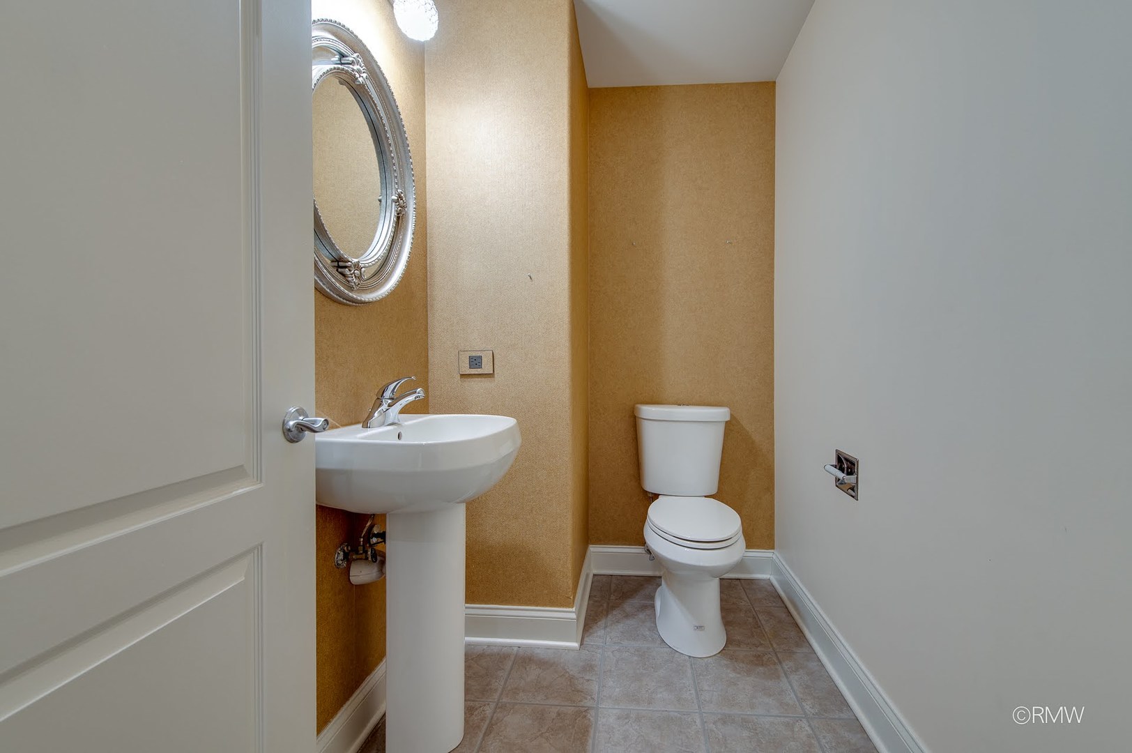 1 Itasca Place, Unit 412 Addison, IL 60143 - Photo 8 of 28 a bathroom with a sink and a toilet