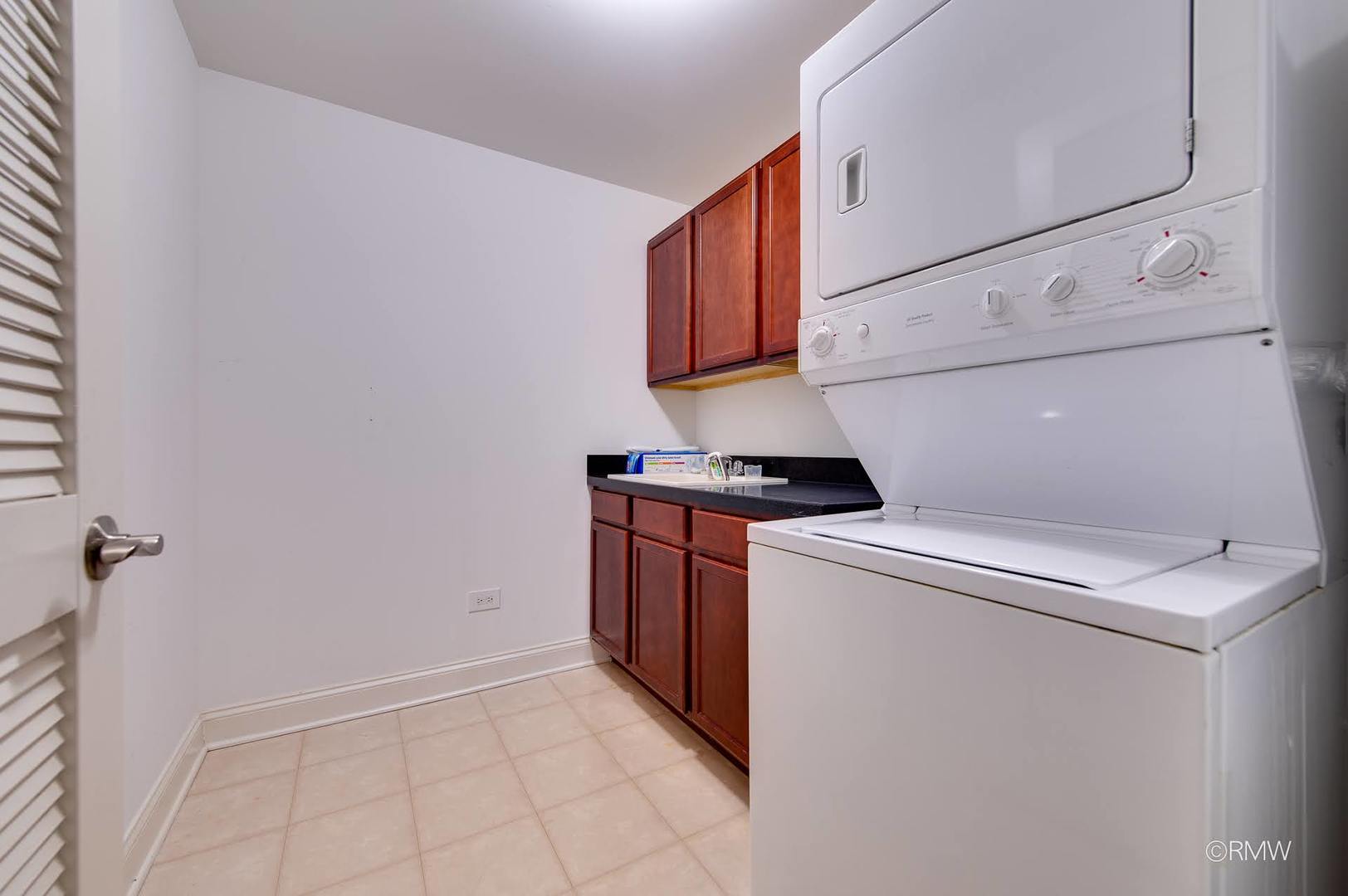 1 Itasca Place, Unit 412 Addison, IL 60143 - Photo 9 of 28 a utility room with dryer and washer