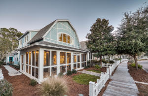 a view of a house with backyard and trees