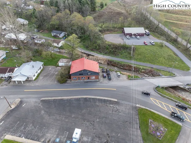 an outdoor space with lots of white furniture