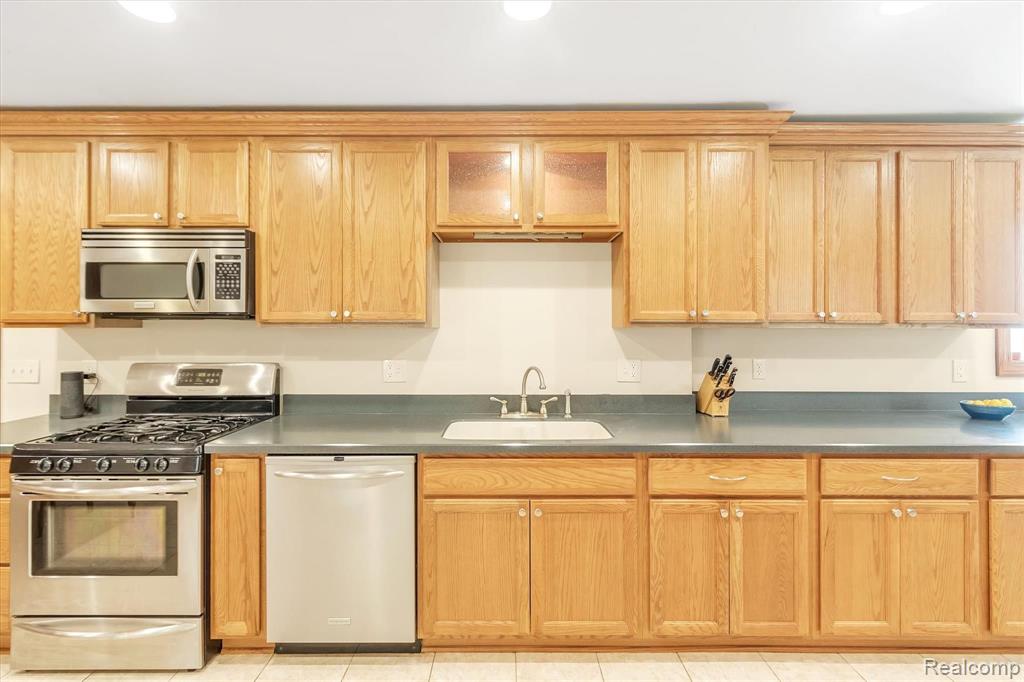 28366 Rollcrest Road Farmington Hills, MI 48334 - Photo 8 of 53