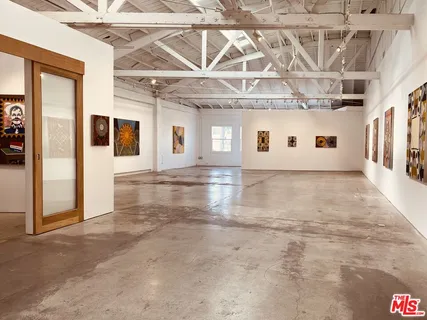 a view of a parking area