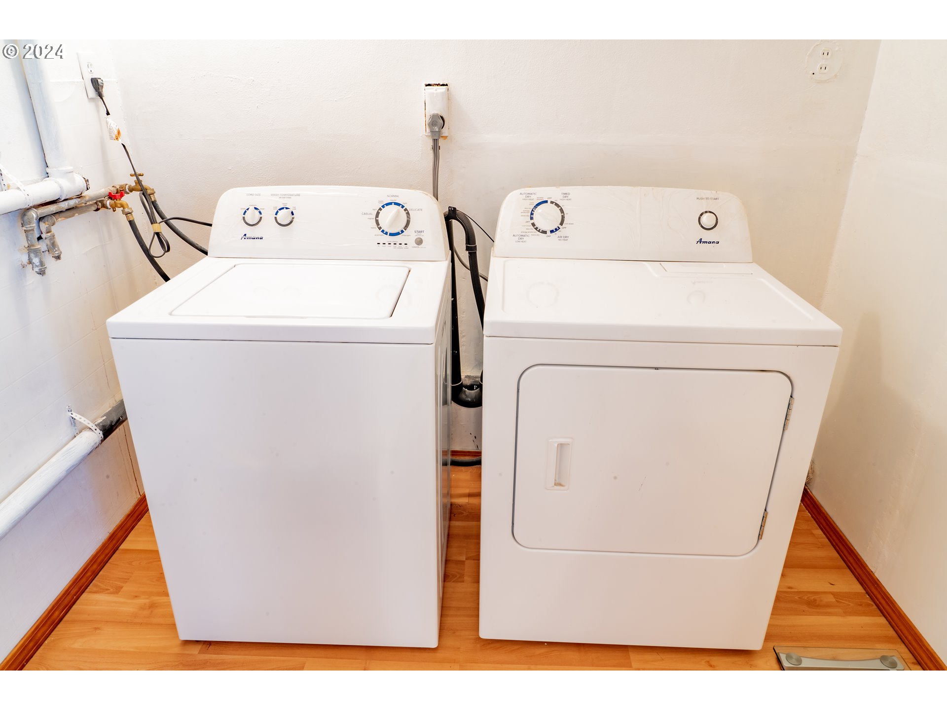 17141 Southeast Stephens Street Portland, OR 97233 - Photo 12 of 27 a utility room with dryer and washer