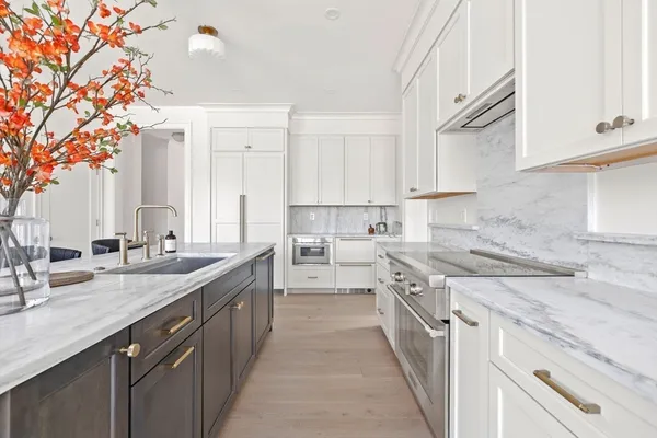 $2,595,000 | 8 Common Court, Unit 8, Lexington, MA 02421