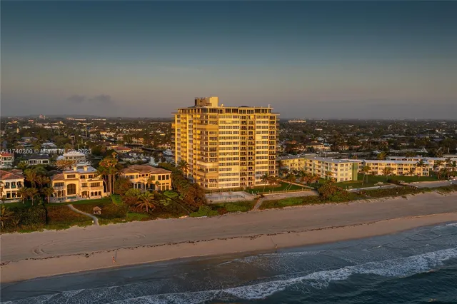 a black and white photo of a living room