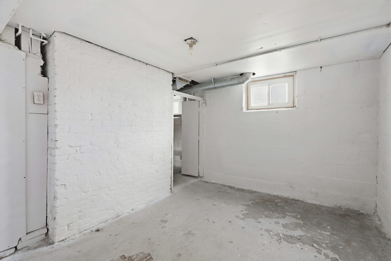 2748 12th Avenue Moline, IL 61265 - Photo 27 of 35 a view of a small space