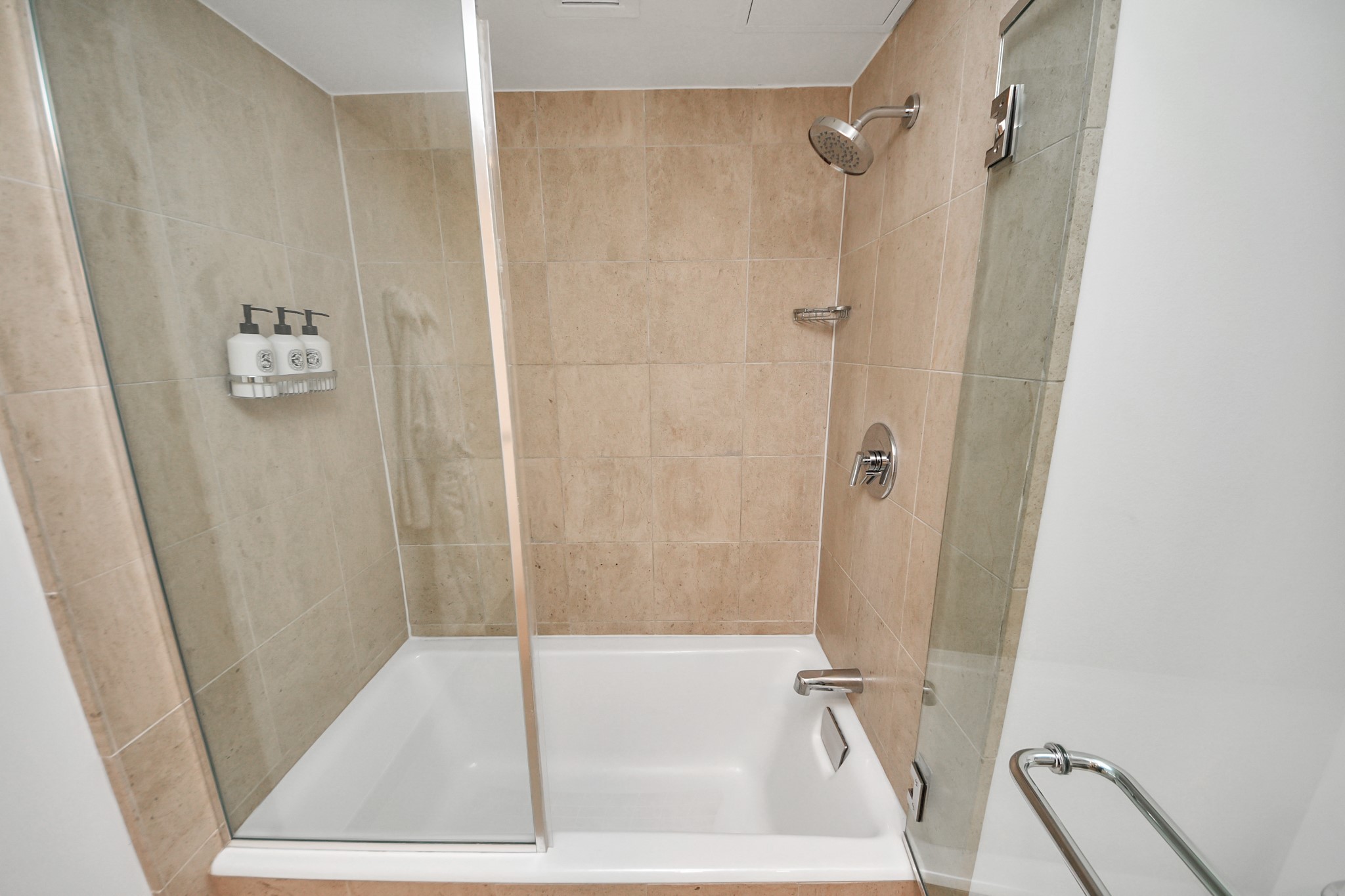 1300 Lamar Street, Unit S3 Houston, TX 77010 - Photo 44 of 50 a bathroom with a tub