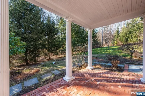 a view of yard with green space