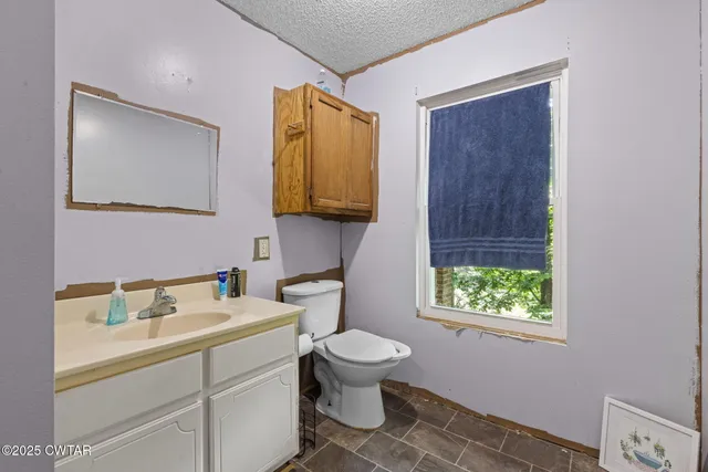 a view of empty room with ceiling fan