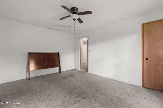 a view of room with window and ceiling fan