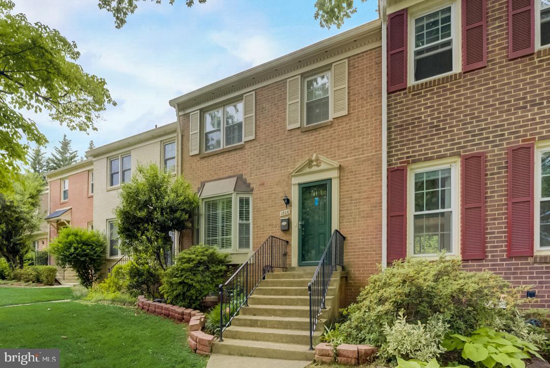 1806 Golf View Court Reston, VA 20190 - Photo 1 of 29 Gallery Image 1