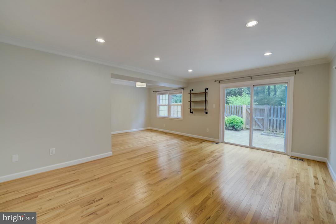 1806 Golf View Court Reston, VA 20190 - Photo 3 of 29 Gallery Image 3