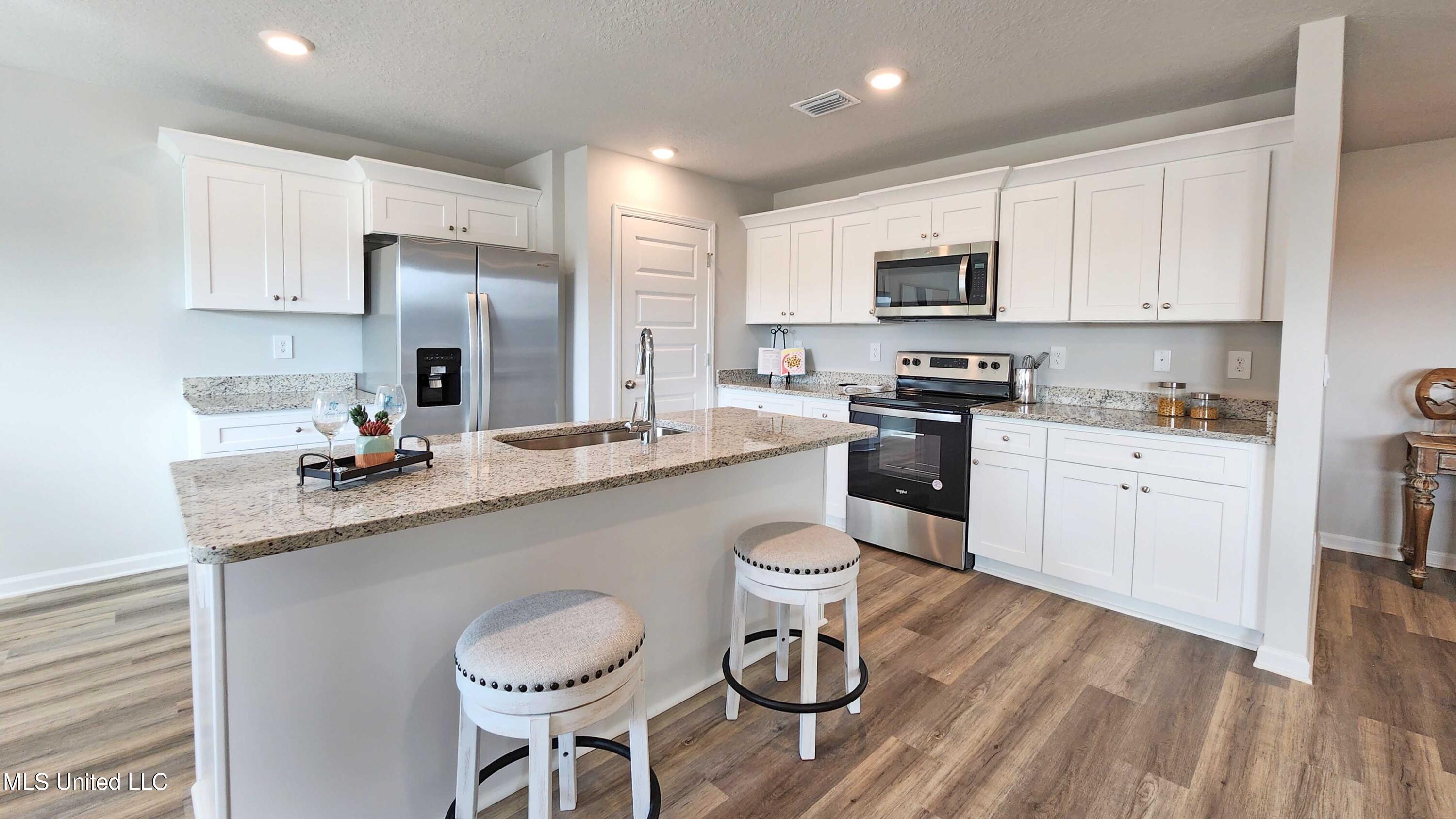 13401 Pond Ridge Way Gulfport, MS 39503 - Photo 6 of 27 05_Kitchen