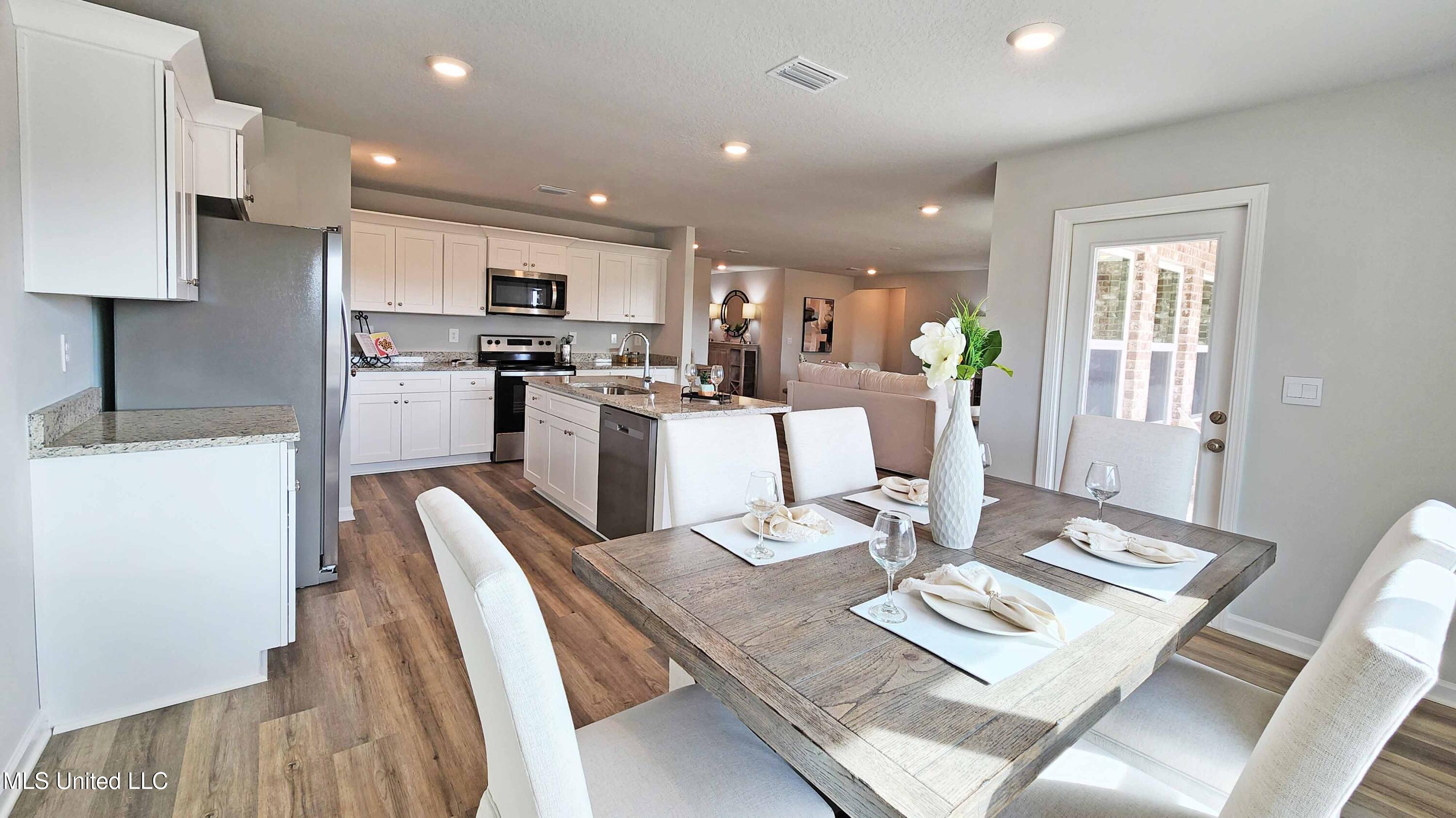 13401 Pond Ridge Way Gulfport, MS 39503 - Photo 9 of 27 08_Dining