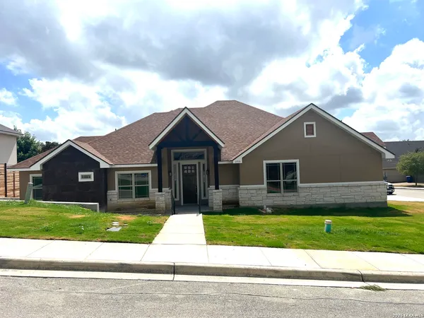 $627,000 | 2710 Royalwood Drive, New Braunfels, TX 78132
