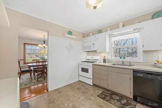 $2,650 | 1901 Curtiss Street, Downers Grove, IL 60515