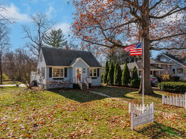 $2,650 | 1901 Curtiss Street, Downers Grove, IL 60515