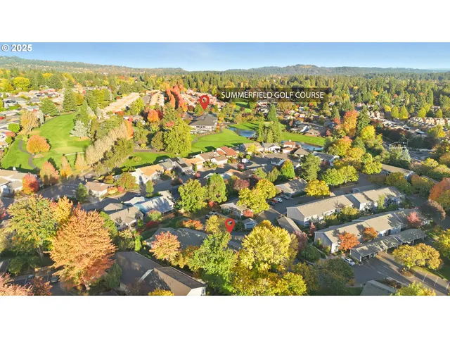 a black and white photo of a building