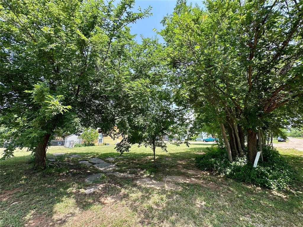 512 Oak Street Merkel, TX 79536 - Photo 2 of 4 a view of a yard with a tree