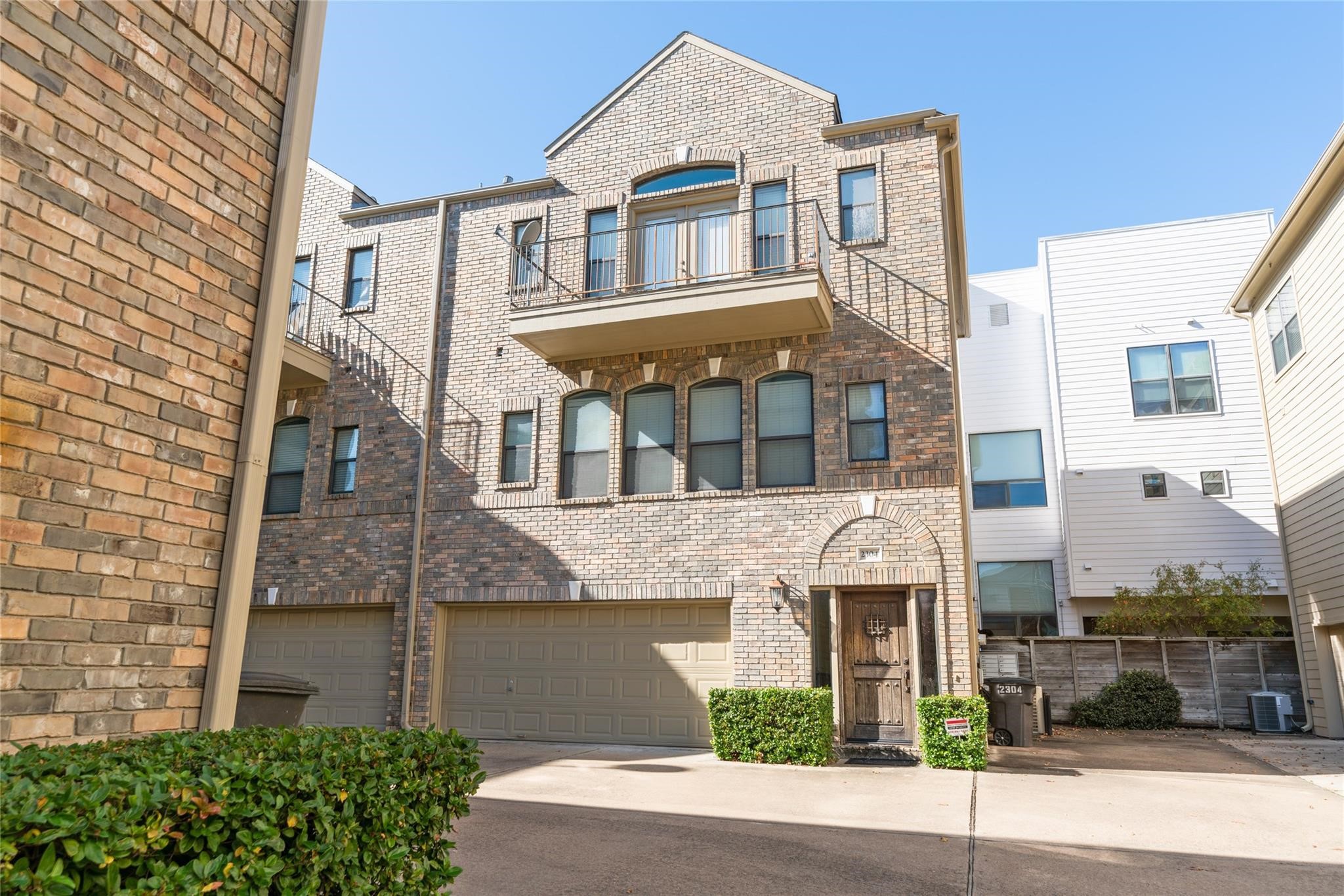 Welcome Home to this charming Brownstones townhome located inside this gated Mid-town community