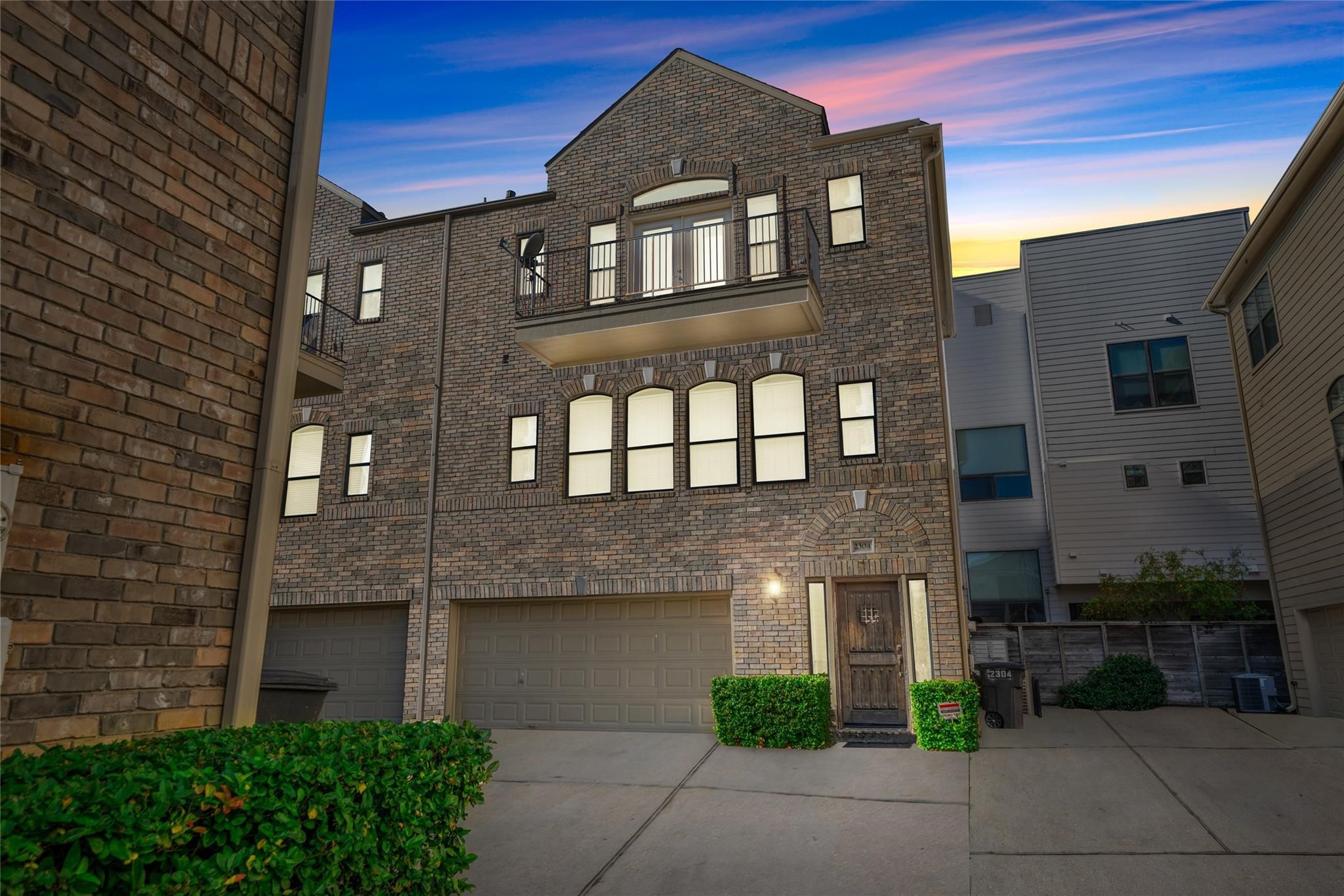 2304 Jackson Street Houston, TX 77004 - Photo 2 of 31 Twilight view of townhome