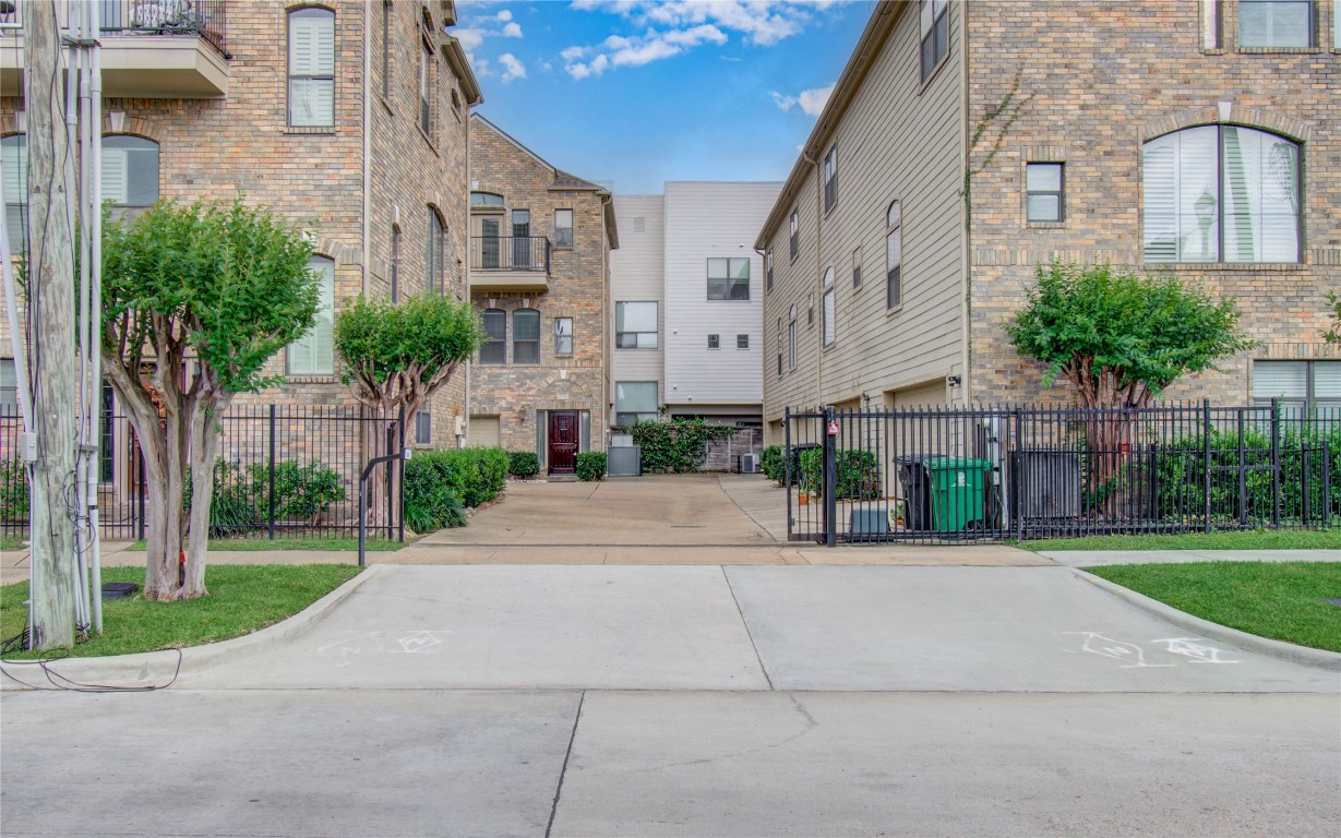 2304 Jackson Street Houston, TX 77004 - Photo 29 of 31 Street view of gated driveway