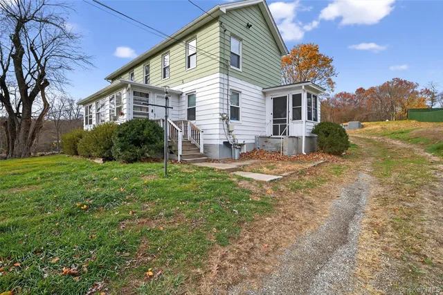 a view of a house with a yard