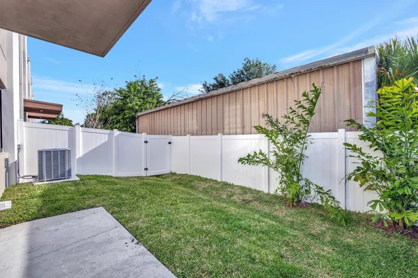 $4,000 | 4208 Northeast 7th Terrace, Oakland Park, FL 33334