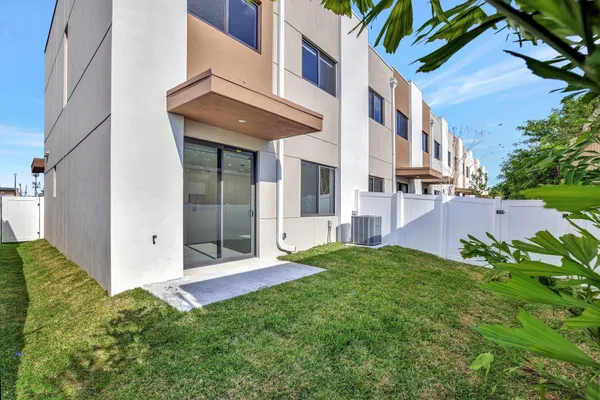 $4,000 | 4208 Northeast 7th Terrace, Oakland Park, FL 33334