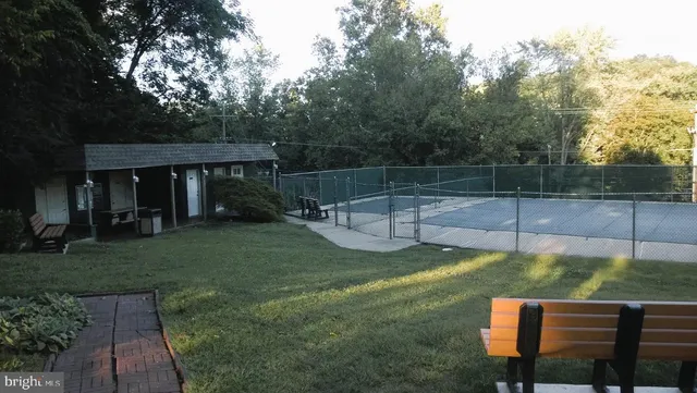 a view of a house with backyard