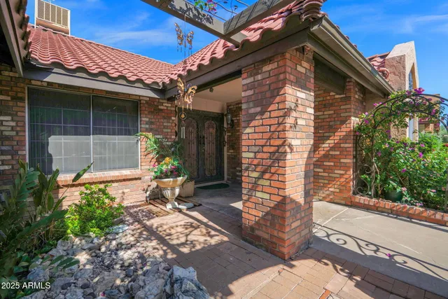 a view of a livingroom with window