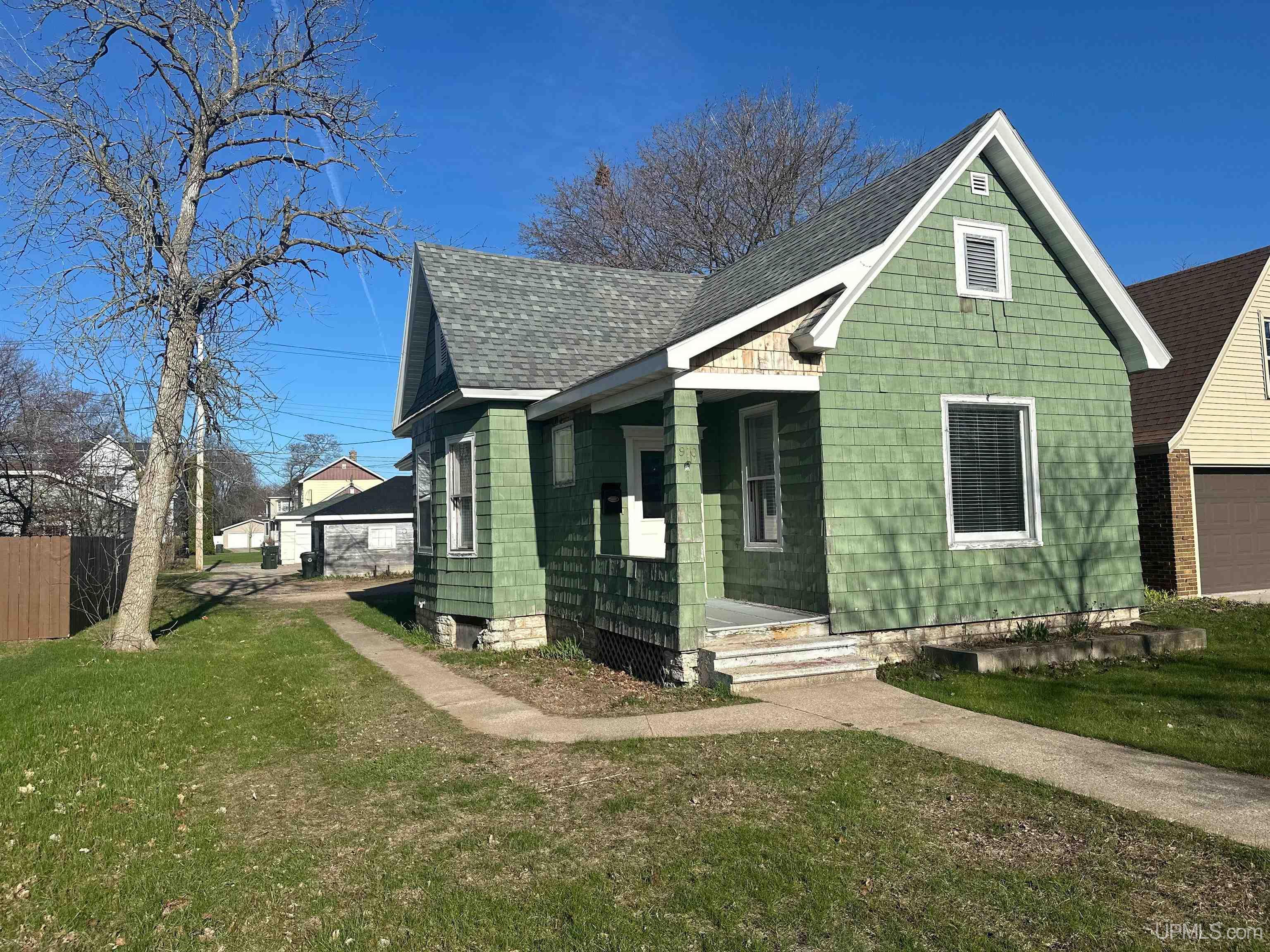 910 South 13th Street Escanaba, MI 49829 - Photo 2 of 13