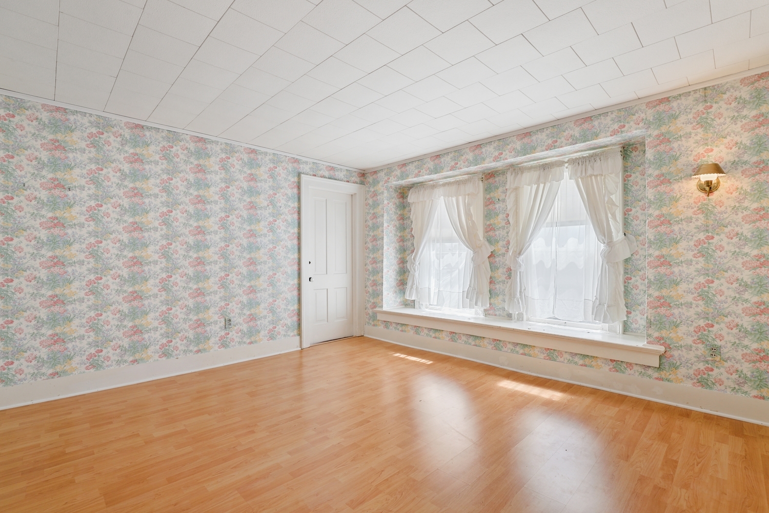 309 East 3rd Street Sandwich, IL 60548 - Photo 20 of 33 a view of a livingroom with wooden floor and a window