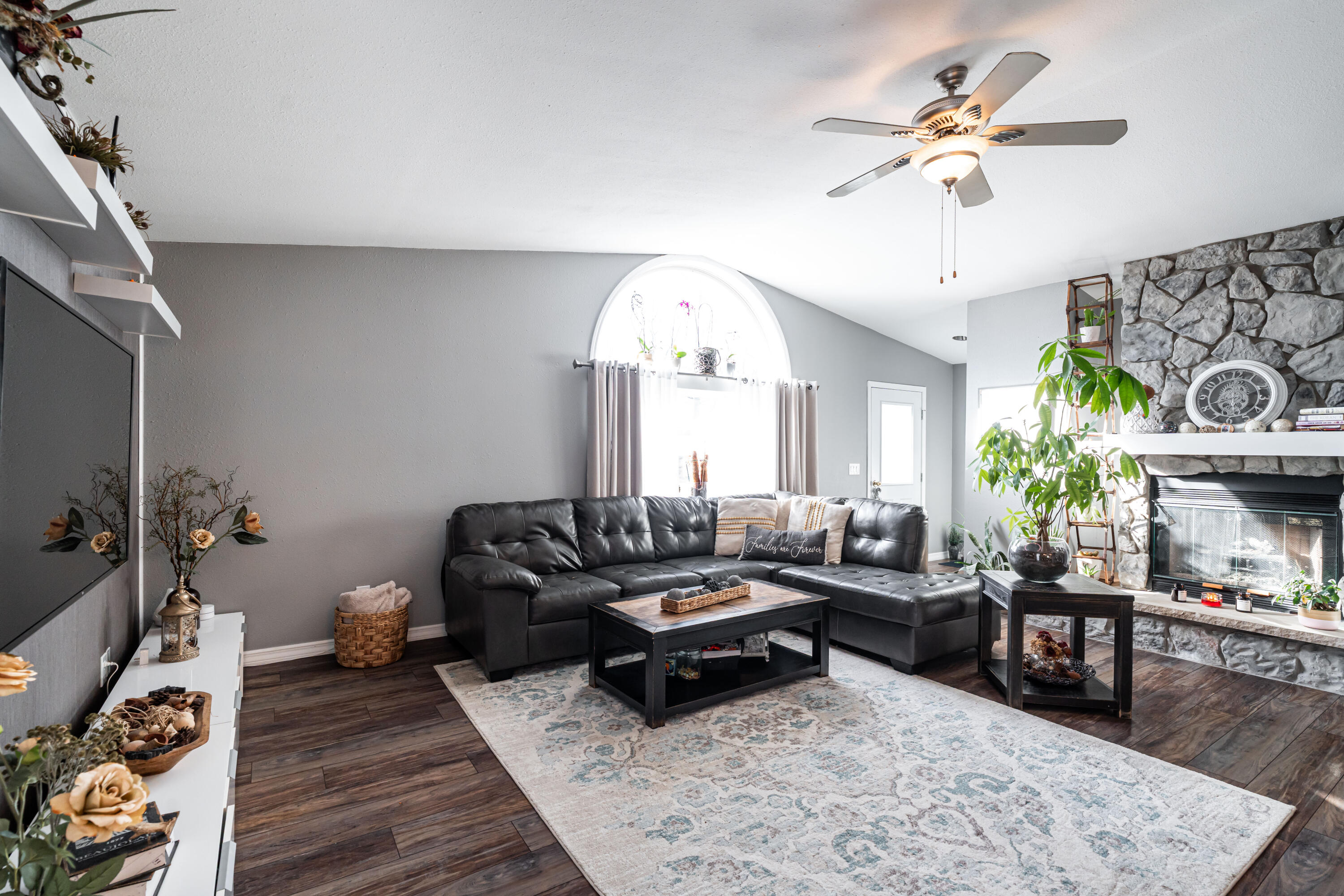 114 Manor Court Slinger, WI 53086 - Photo 2 of 37 DSC03146