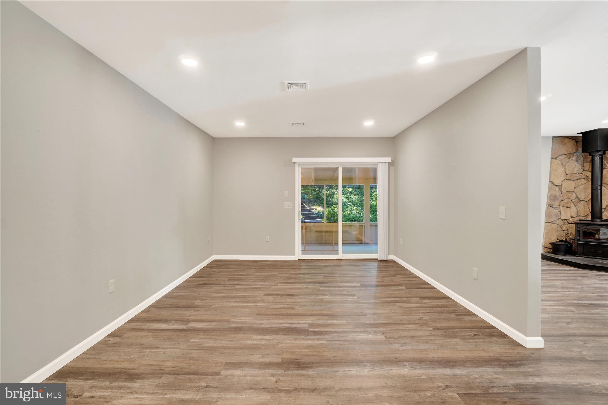 1542 Bonbar Road York, PA 17403 - Photo 7 of 33