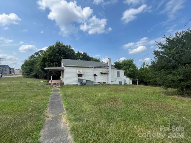 a view of a house with a back yard