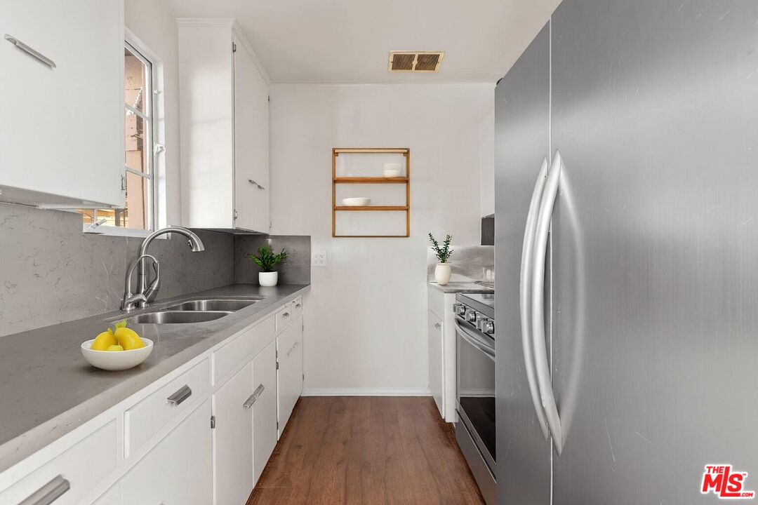 3124 Goodview Trail Los Angeles, CA 90068 - Photo 10 of 33