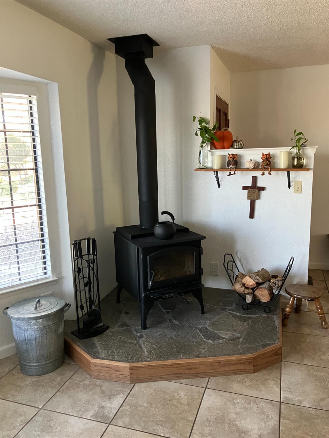 46725 Picayune Creek Road Coarsegold, CA 93614 - Photo 11 of 49 a living room with furniture and a window