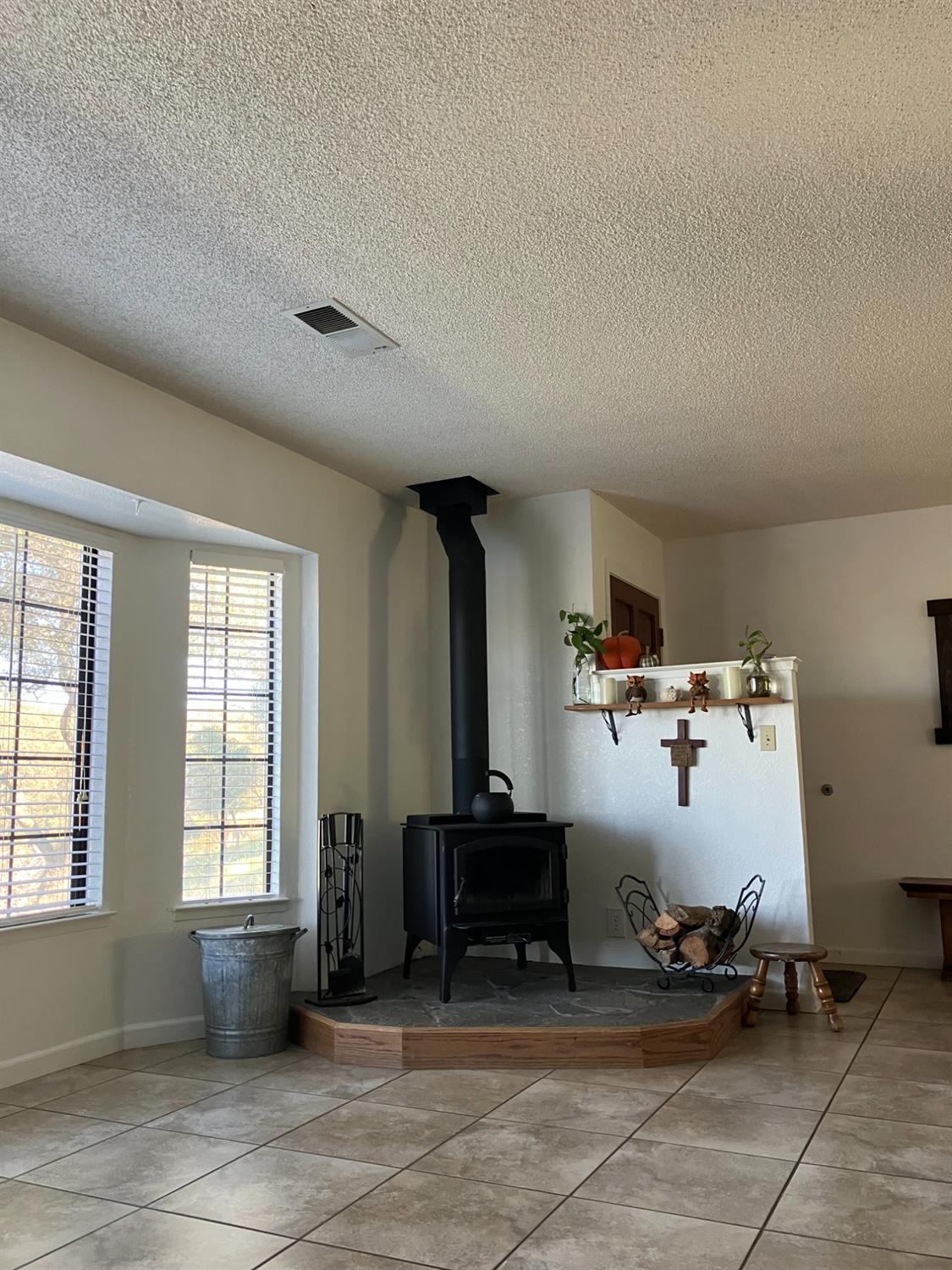 46725 Picayune Creek Road Coarsegold, CA 93614 - Photo 12 of 49 a room with gym equipment and a window