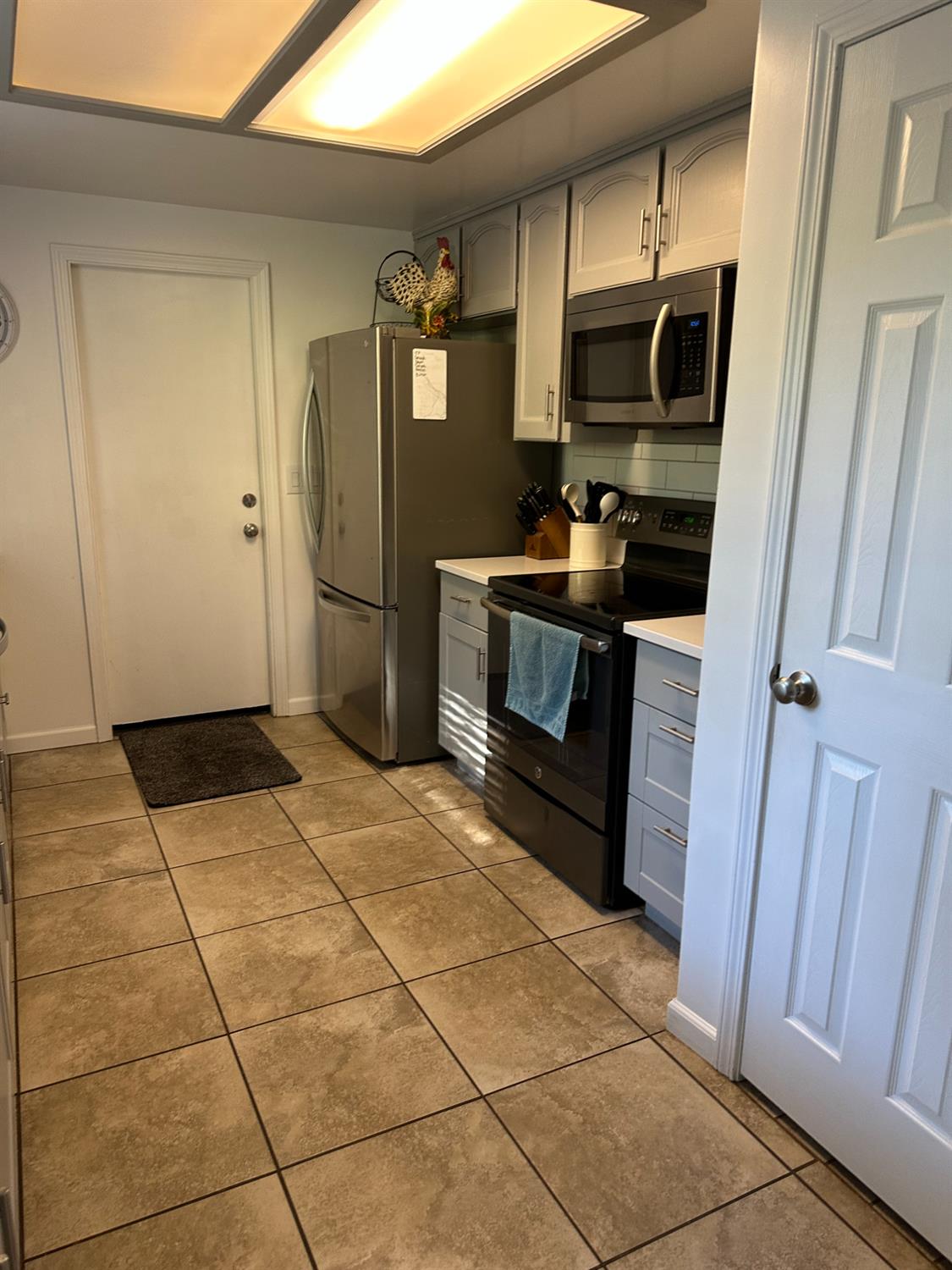 46725 Picayune Creek Road Coarsegold, CA 93614 - Photo 18 of 49 a kitchen with stainless steel appliances granite countertop a refrigerator stove and sink