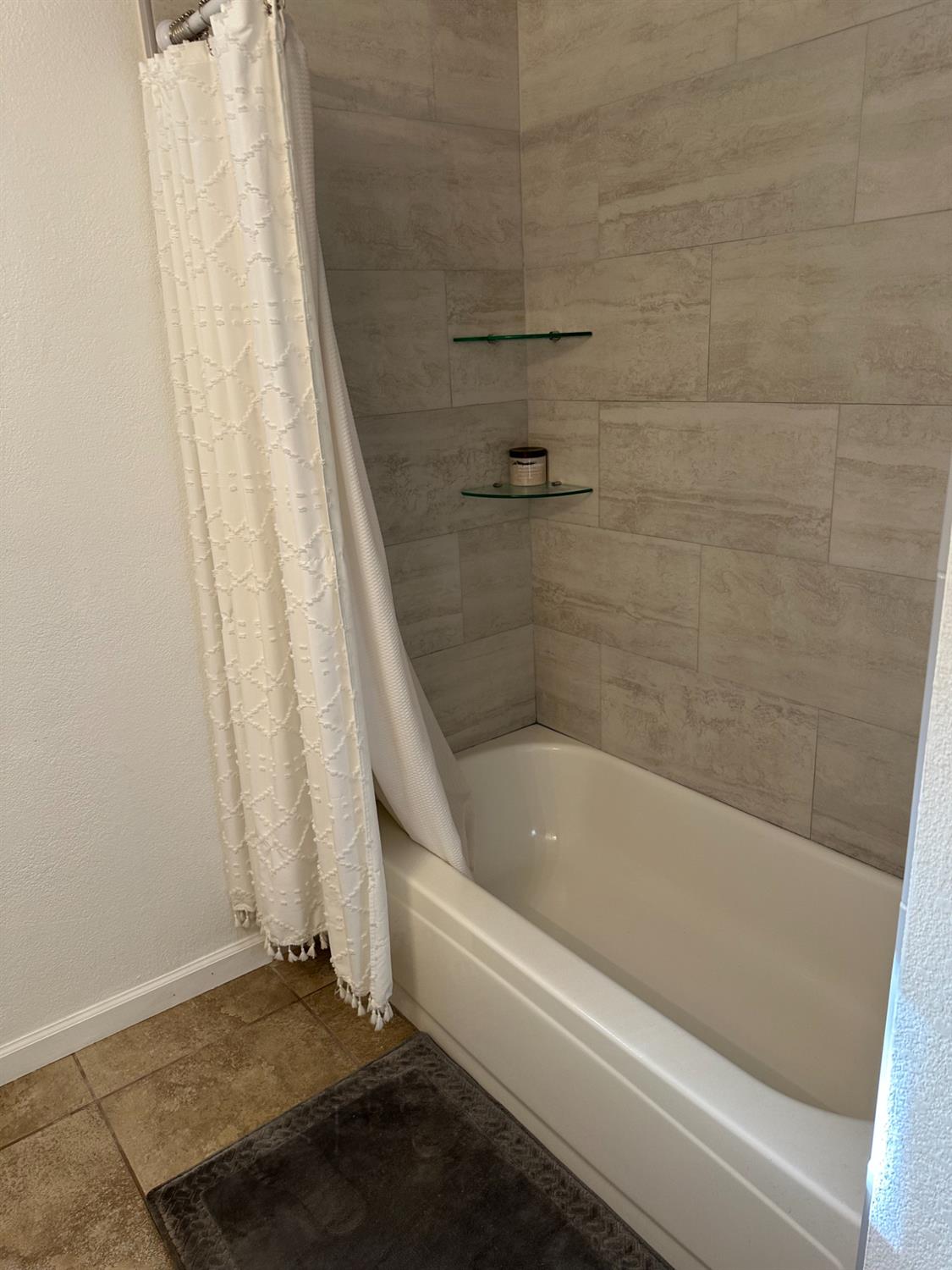 46725 Picayune Creek Road Coarsegold, CA 93614 - Photo 23 of 49 a bathroom with a bathtub