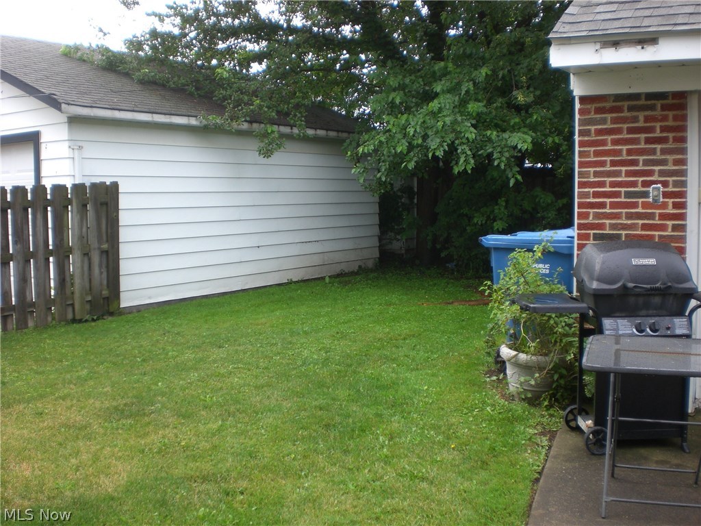 8401-03 Pelham Drive Parma, OH 44129 - Photo 3 of 18 SMALL SEMI-PRIVATE YARD