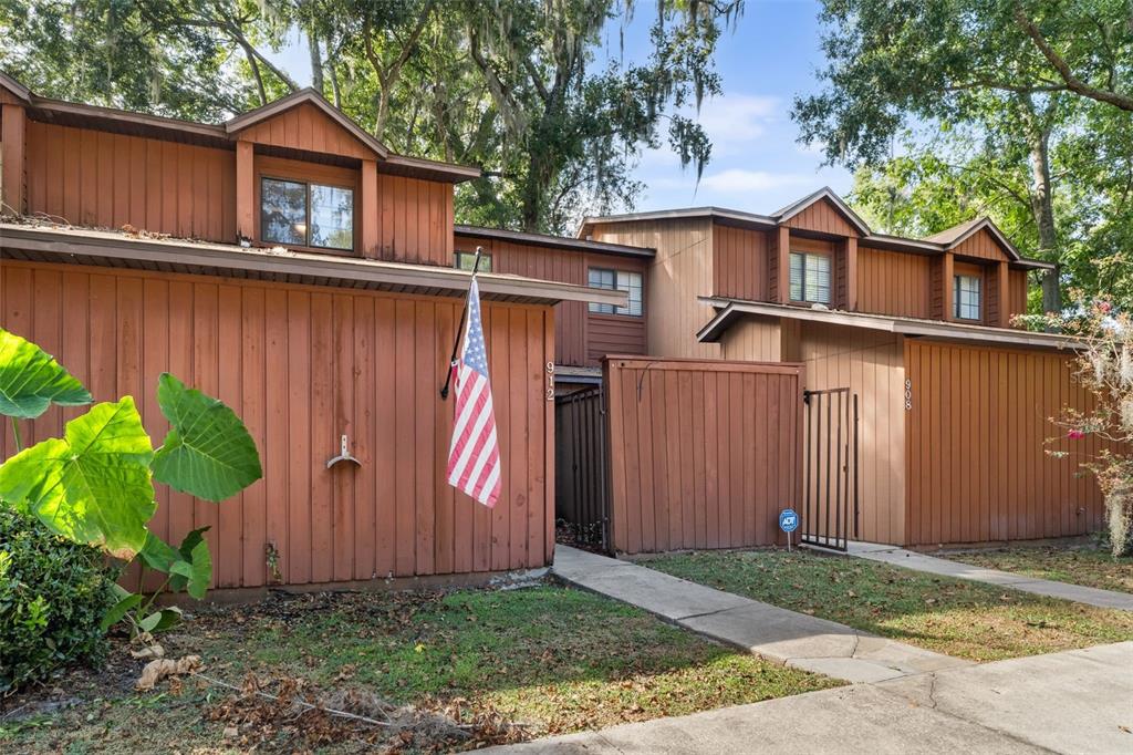 912 Southwest 57th Drive Gainesville, FL 32607 - Photo 26 of 34 a view of a house with backyard and garden